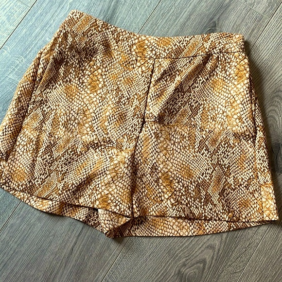 Aritzia Babaton Conan Python Print  Dress shorts with slash pockets . - Picture 2 of 9